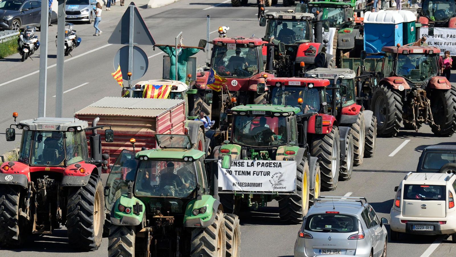 Columna de tractors que ha aconseguit bloquejar l'autopista AP-7, en La Jonquera, este dilluns