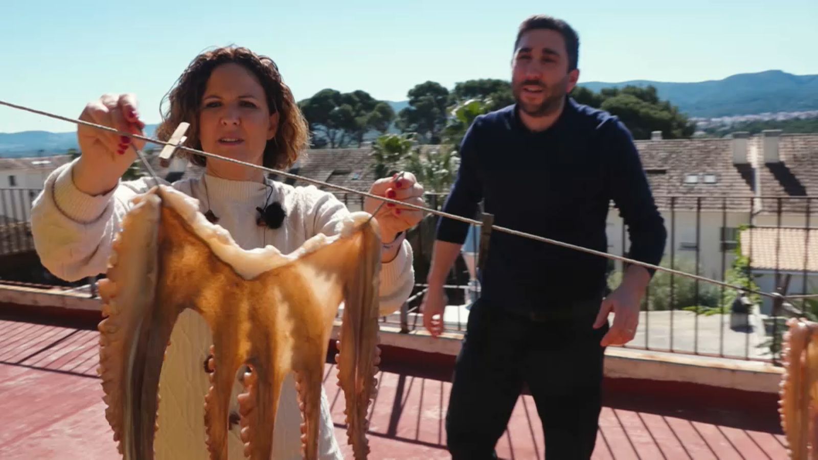 Assistim a la Marina Alta i en família al procés mil·lenari del secat de polp al sol