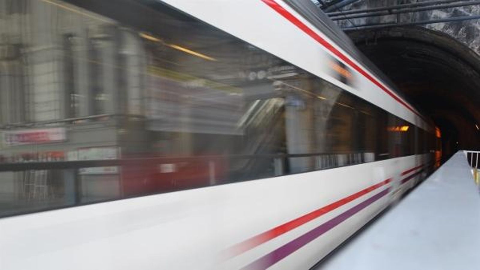 Les obres es concentren als caps de setmana amb menor demanda per a minimitzar les molèsties de viatgers i serveis de mercaderies.