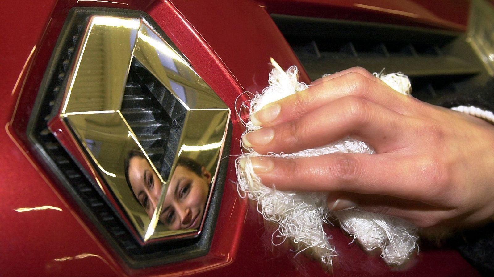 EuropaPress 5076954 filed 06 january 2003 dortmund woman wipes the logo of the french car