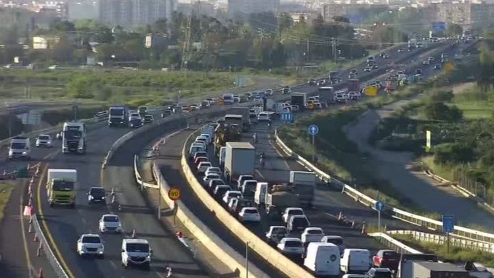 Els carrils de la V-30 en direcció al port de València, a la dreta, totalment col·lapsats