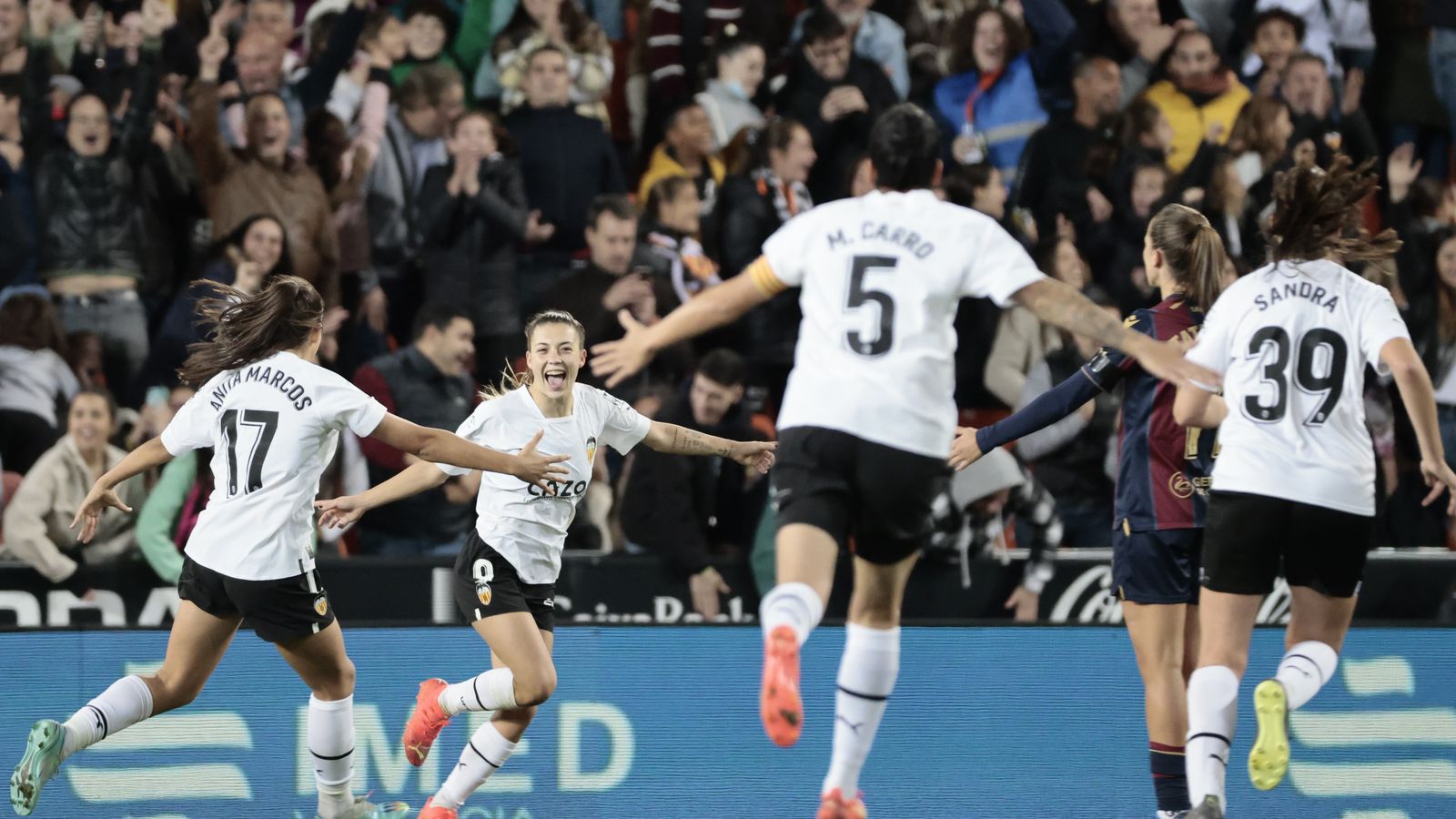Les jugadores del València celebren un gol d'Asun en el tram final del partit