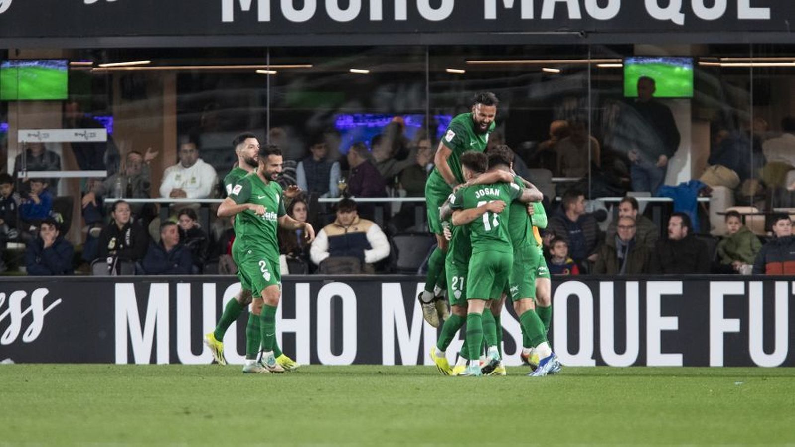 Els jugadors de l'Elx celebren el gol