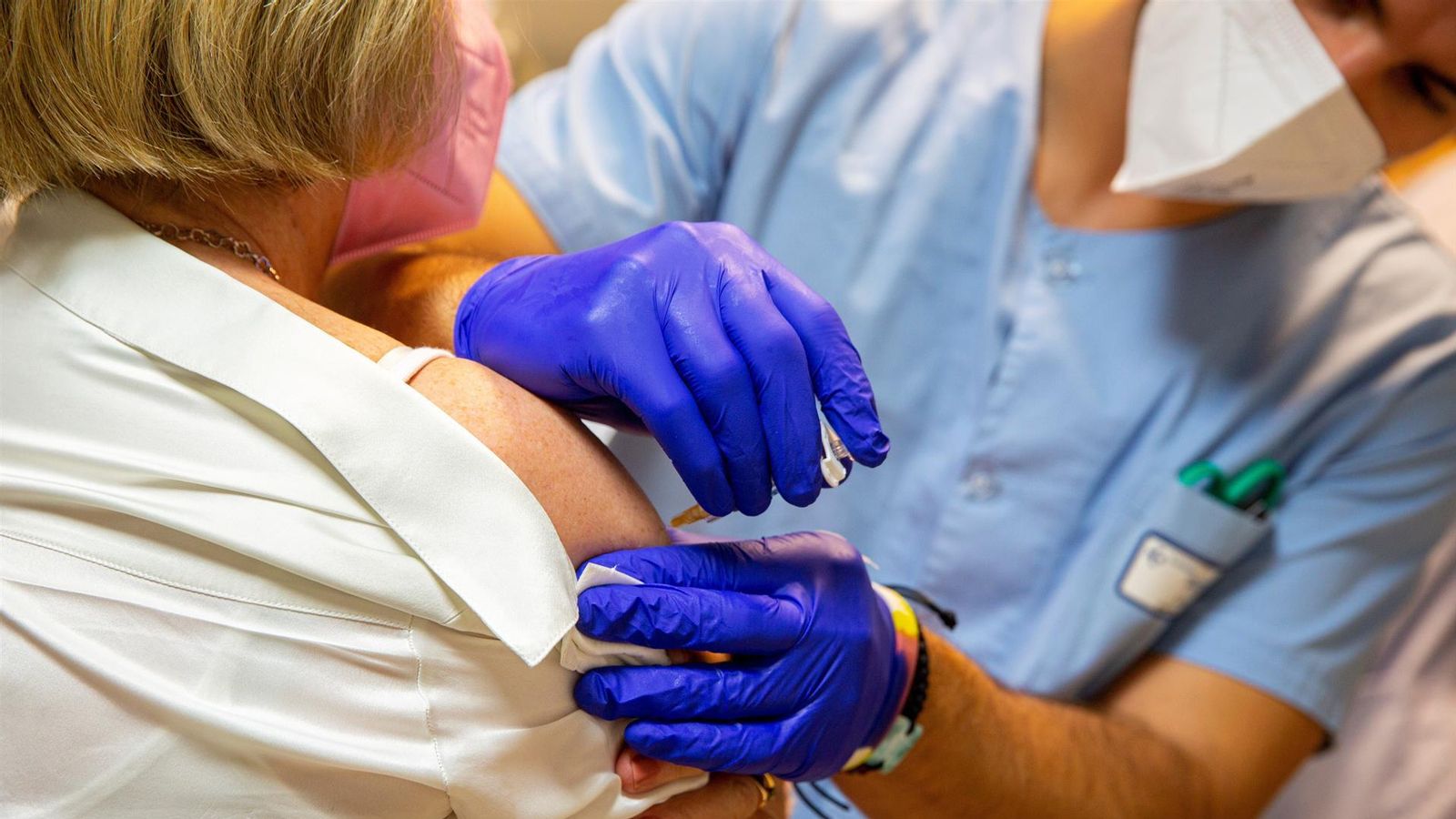 Una dona rep la doble injecció contra la grip i la Covid-19 al País Basc