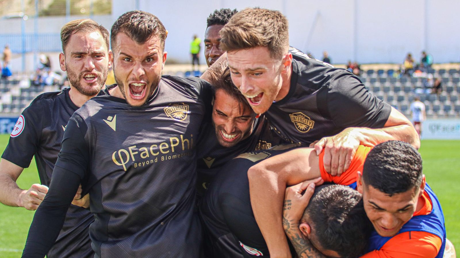 Els jugadors de l'Intercity celebren un gol contra l'Alzira