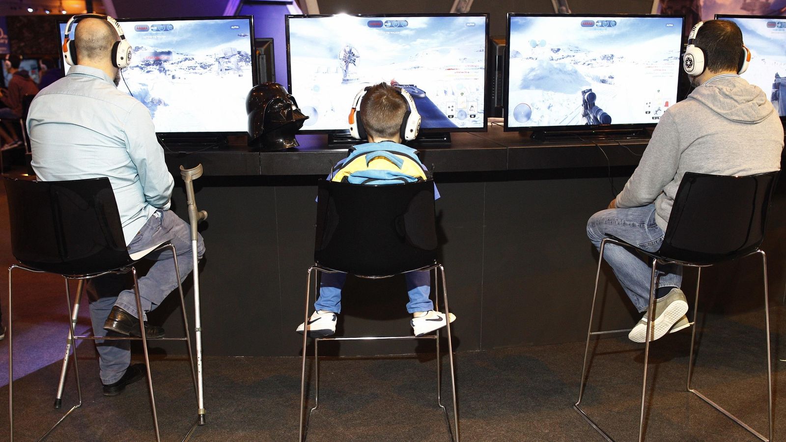 Un xiquet jugant a videojocs al Madrid Games Week en un imatge d'arxiu