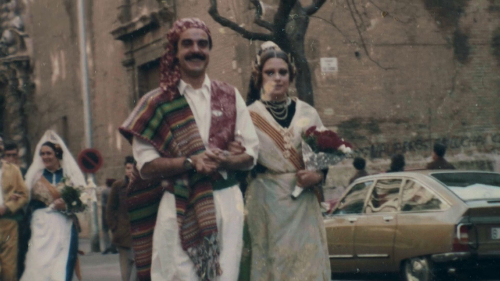 La indumentària valenciana tradicional plena de color i diversitat