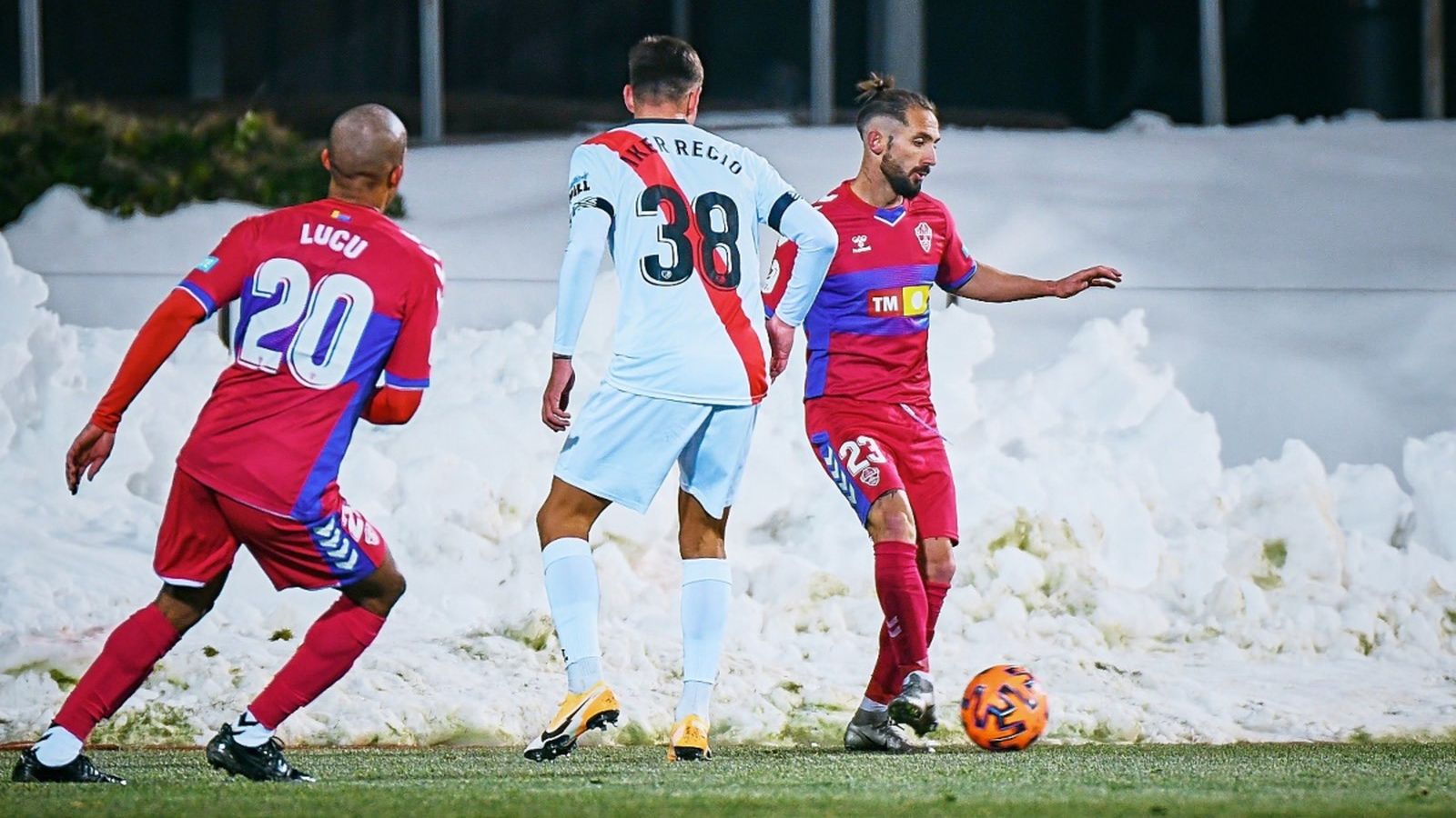 Miguel Cifuentes en una acció en l'últim partit davant el Rayo Vallecano