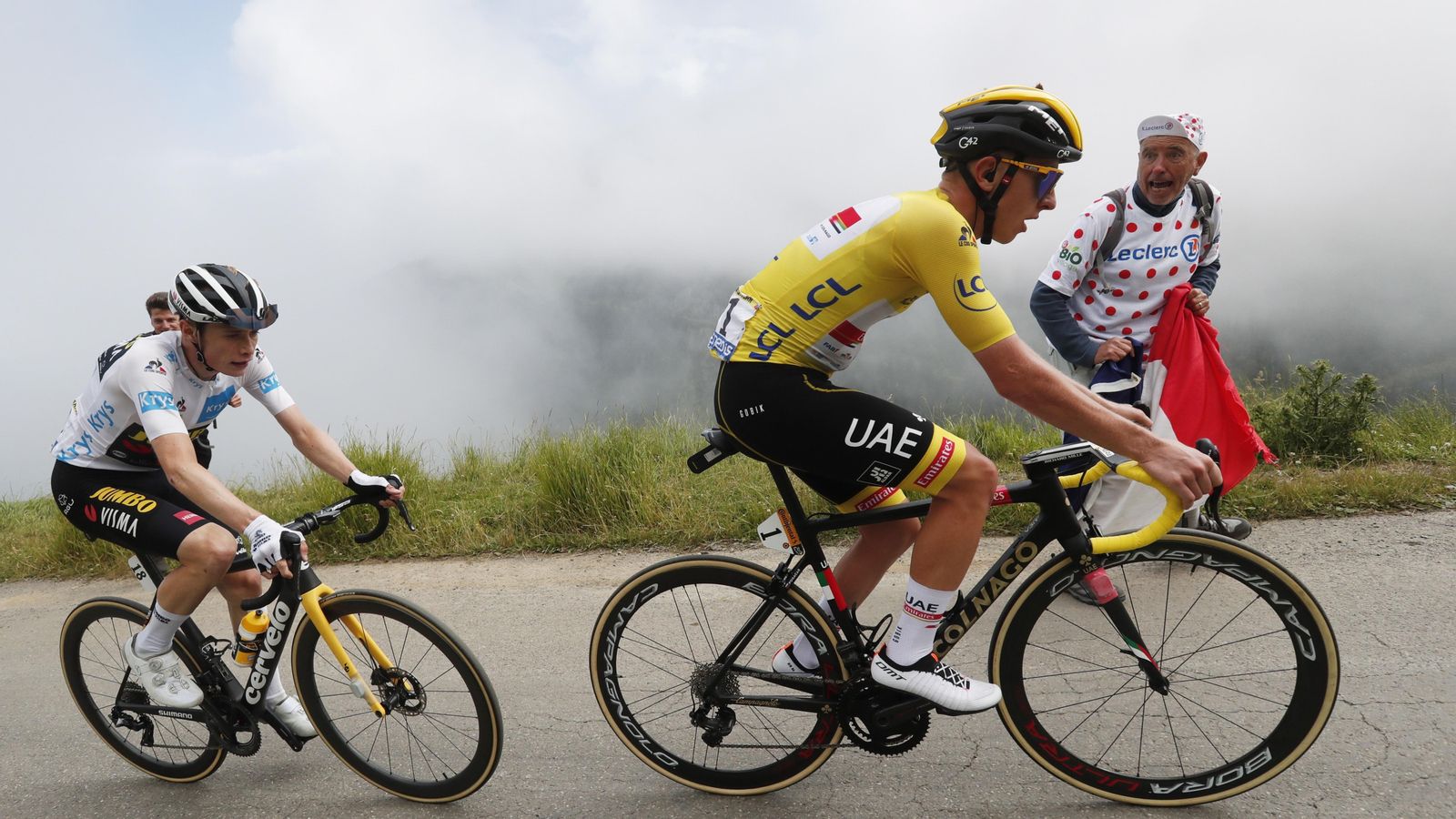 Tadej Pogacar i Jonas Vinegaard en acció durant l'etapa de hui del Tour de França 2021