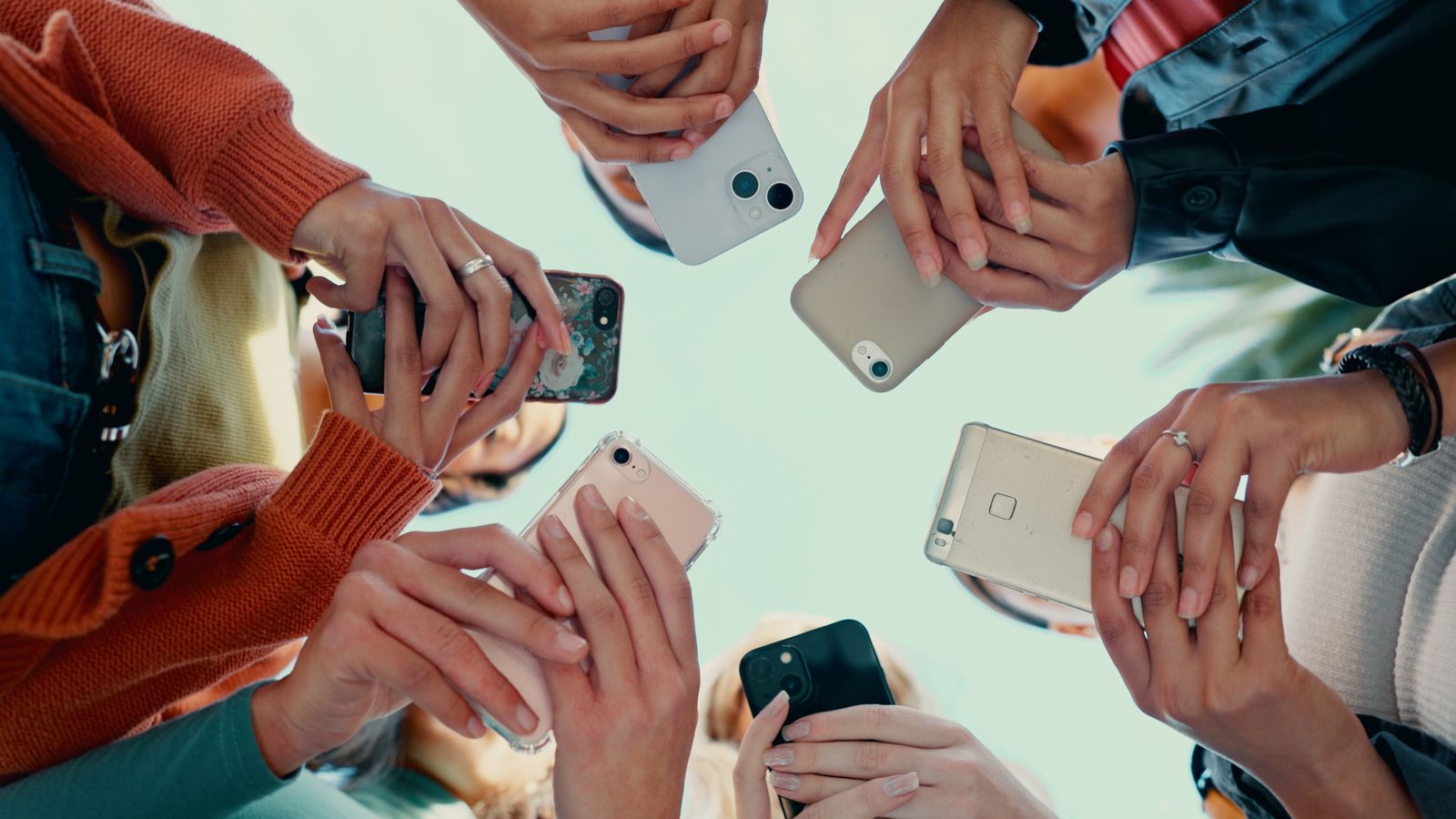 Imatge d'arxiu d'adolescents amb els mòbils