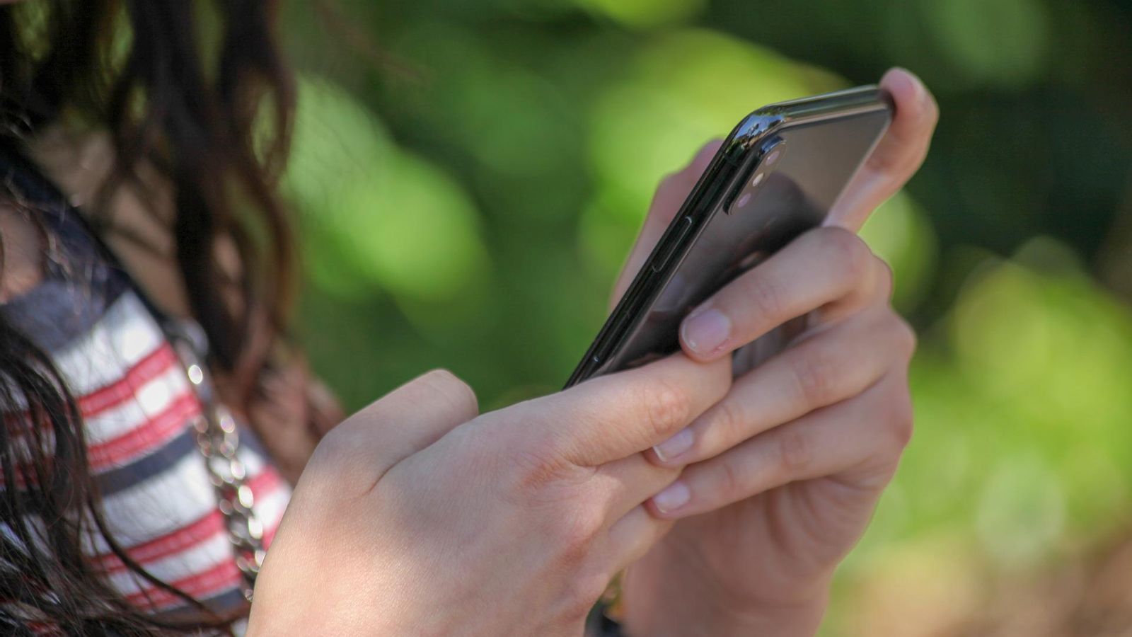 Els mil·lennistes prefereixen missatges de WhatsApp, notes de veu o interactuar a través de les xarxes socials en lloc de telefonar