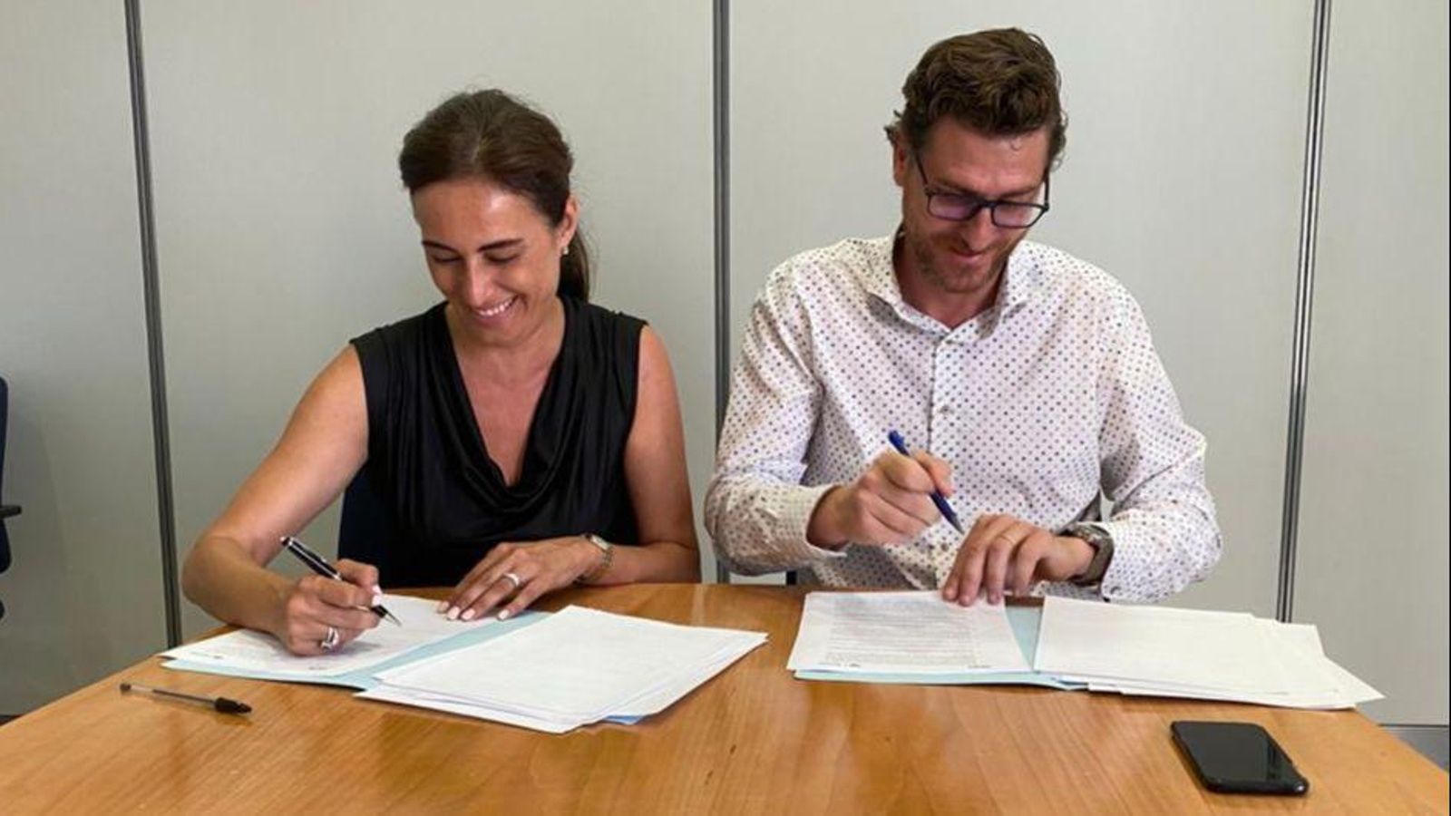 Els portaveus de Vox i del PP al Parlament balear signen l’acord que permetrà Prohens governar en solitari Els portaveus de Vox i del PP en el Parlament balear signen l’acord que permetrà Prohens governar en solitari