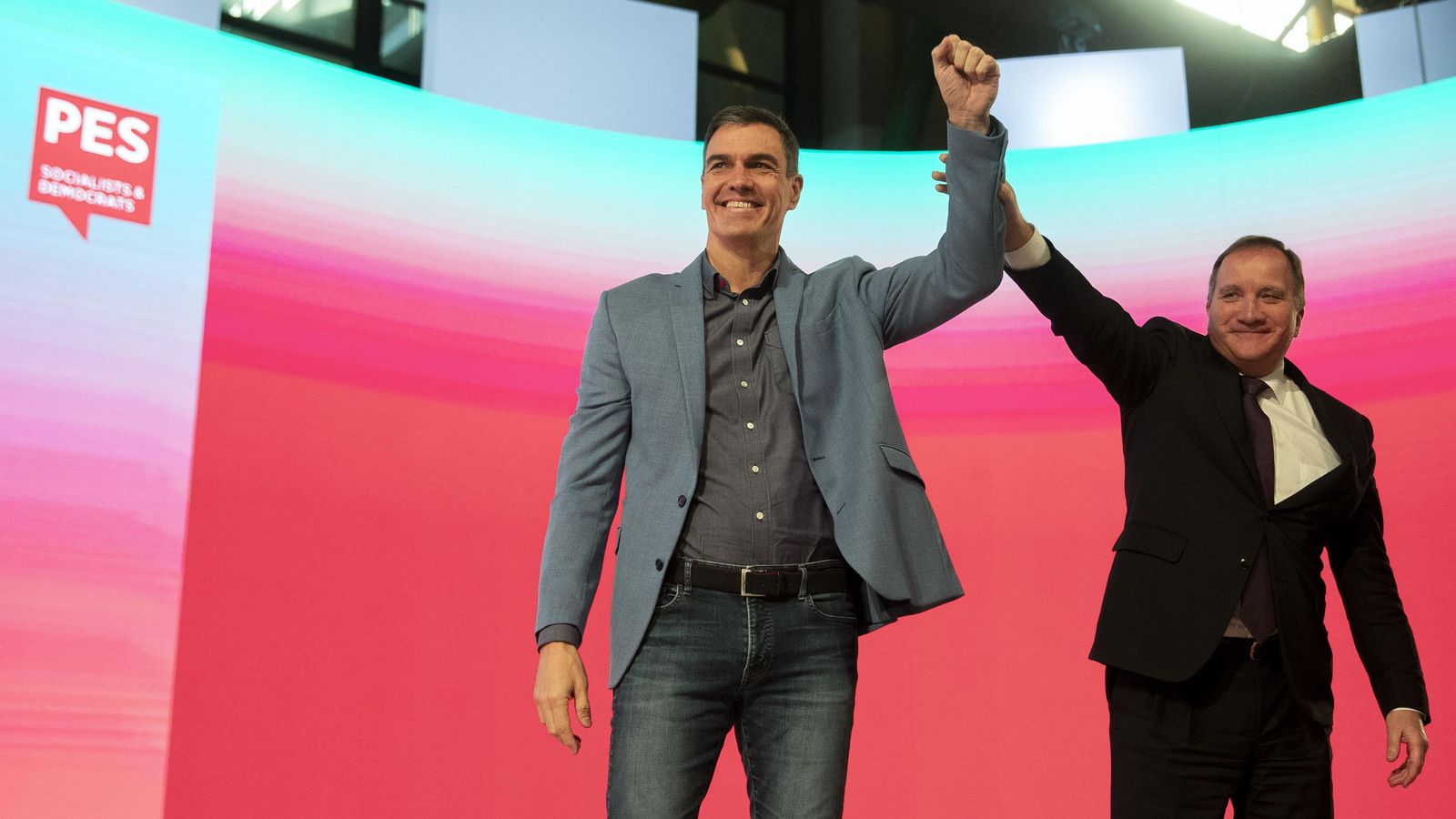 Pedro Sánchez, líder del PSOE, amb el president dels Socialistes Europeus, Stefan Löfven, en la segona jornada del Congrés Europeu Socialista