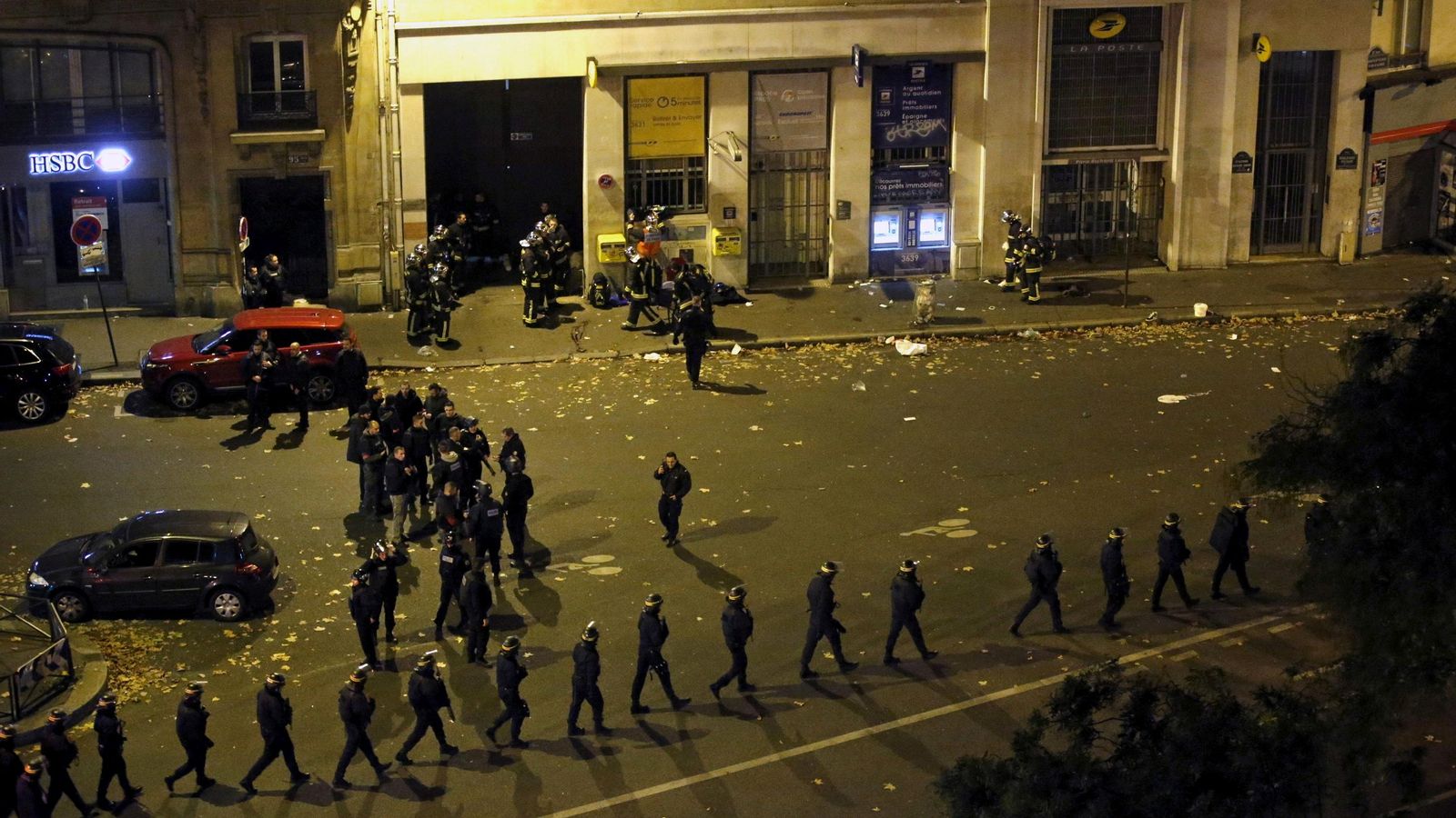 La policia francesa en els exteriors de la sala de concerts Bataclan de París, escenari d'un dels atacs terroristes del 13N a França