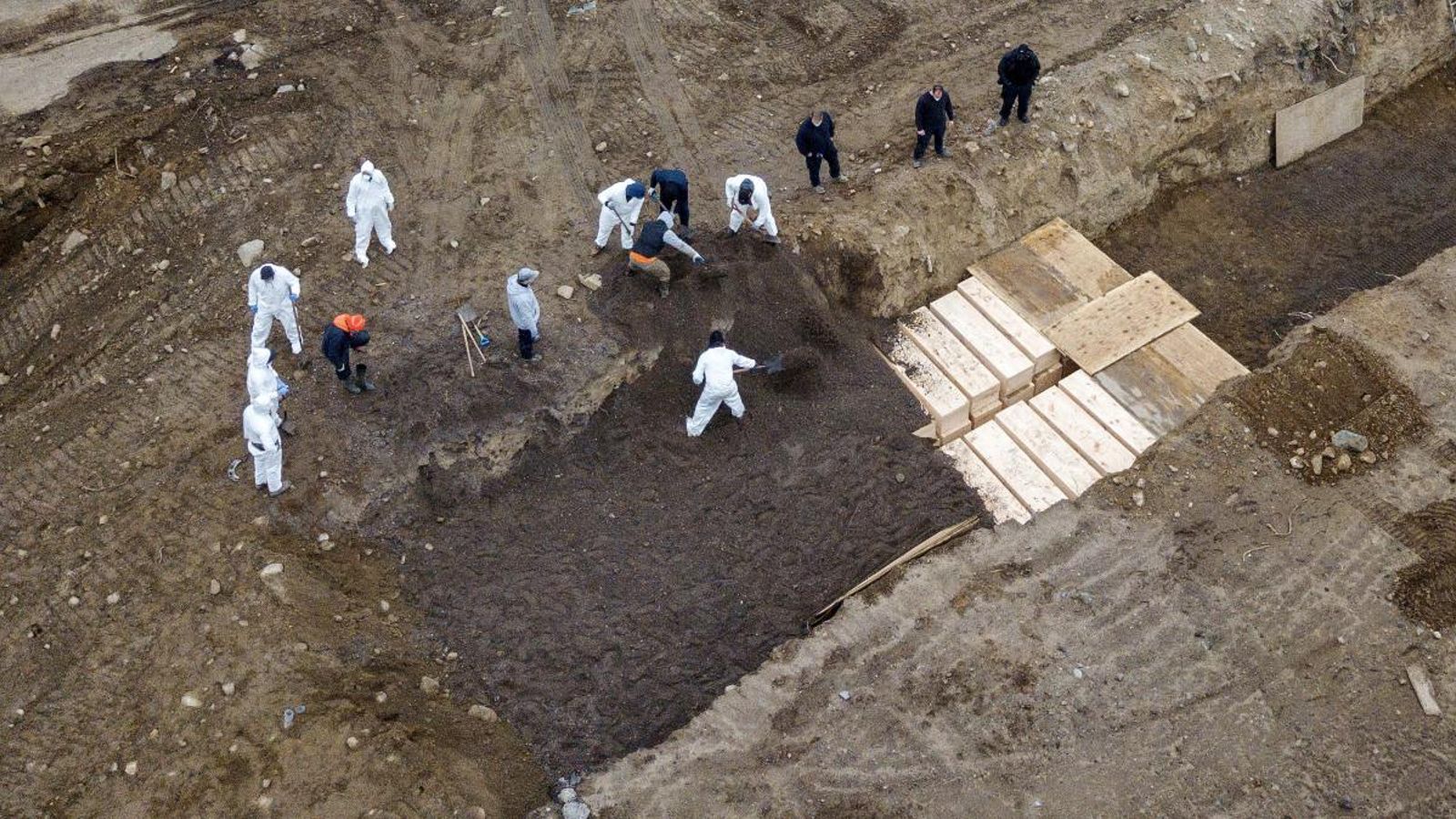 Treballadors contractats per soterrar a morts amb coronavirus a Hart Island