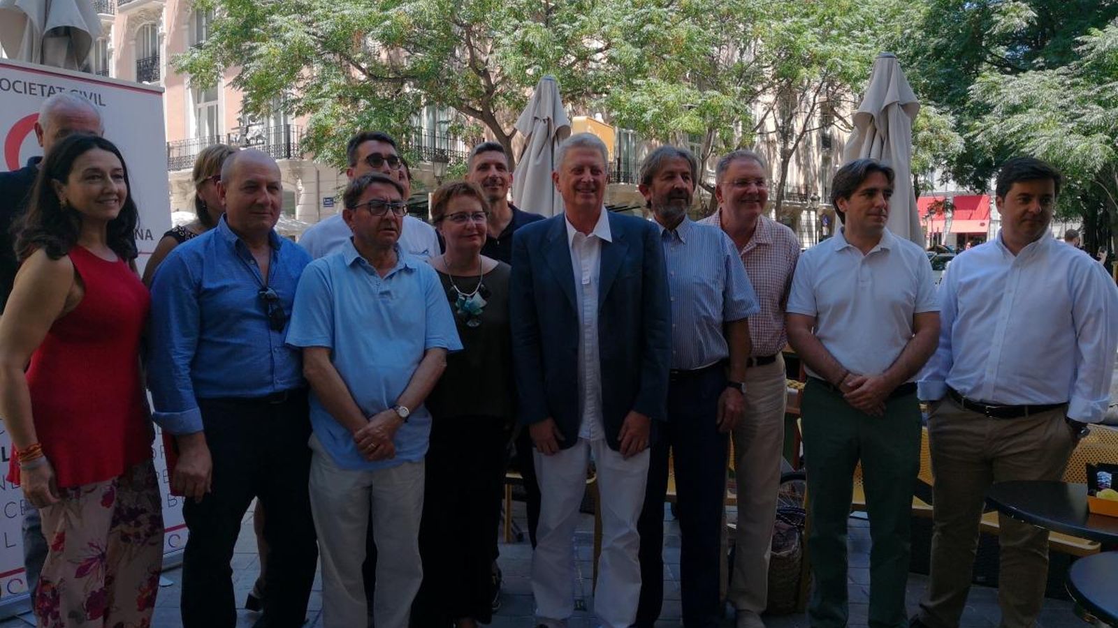 Els integrants de Societat Civil Valenciana, enfront del palau del Marqués de Dosaigües