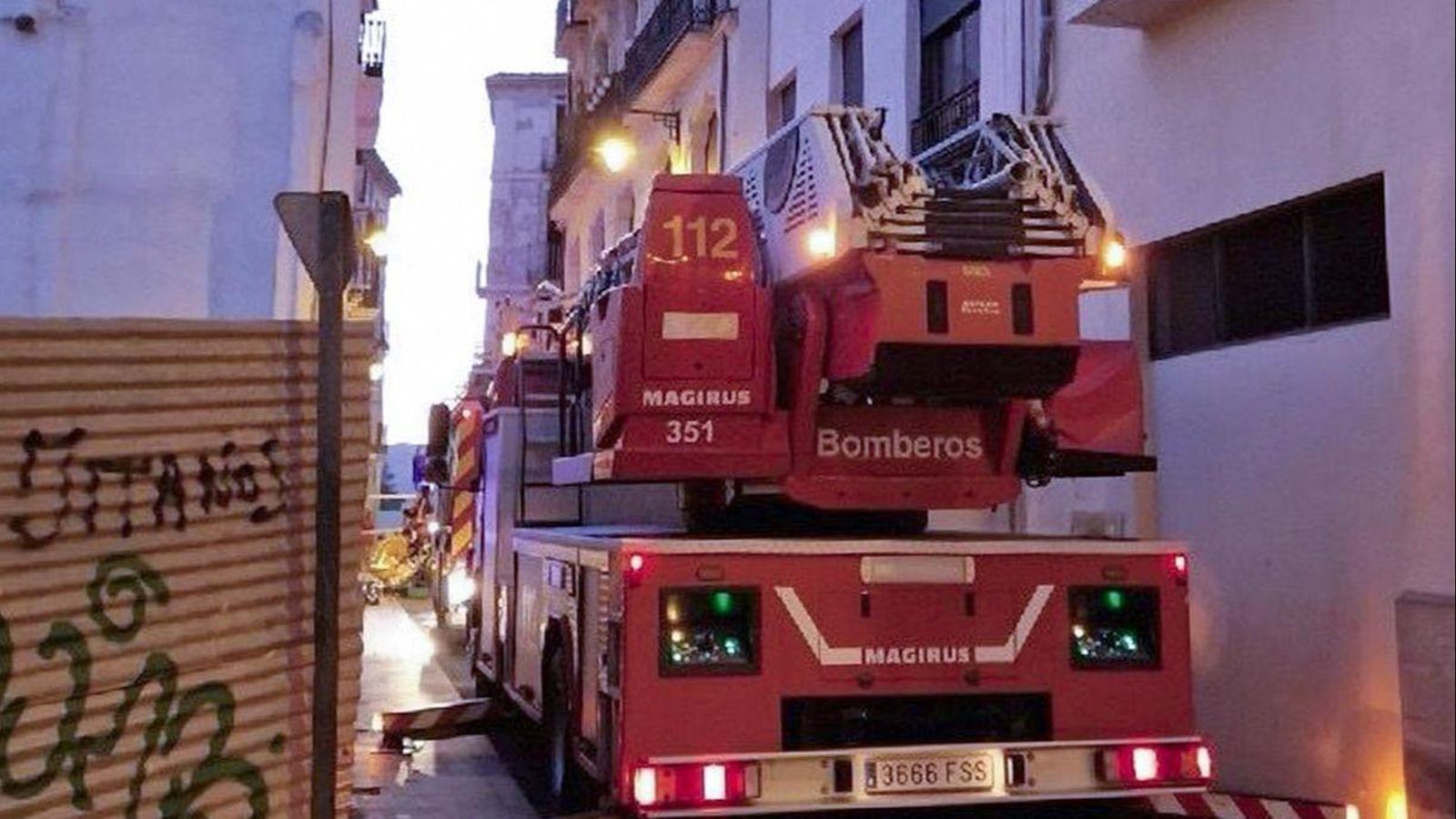 Bombers d'Alacant apaguen l'incendi al carrer Sant Blai d'Alcoi