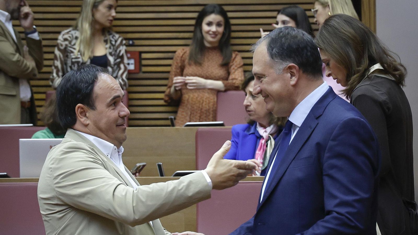 El diputat i portaveu adjunt del PP en les Corts, Juan Francisco Pérez Llorca (esquerra) abans de començar el debat