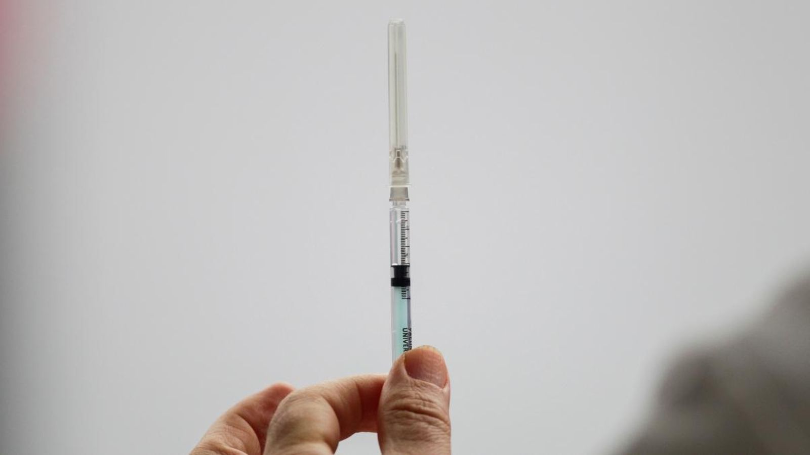 Una xeringa amb una de les vacunes contra el coronavirus en una imatge d'arxiu