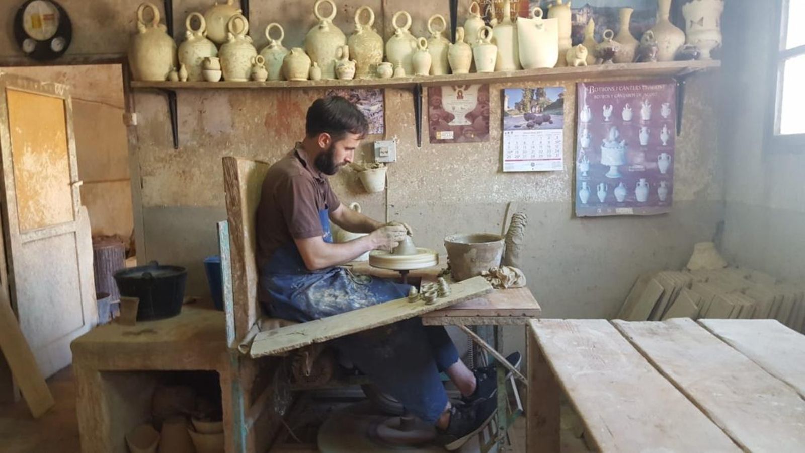 José Ángel Boix al seu taller de terrisseria a Agost.