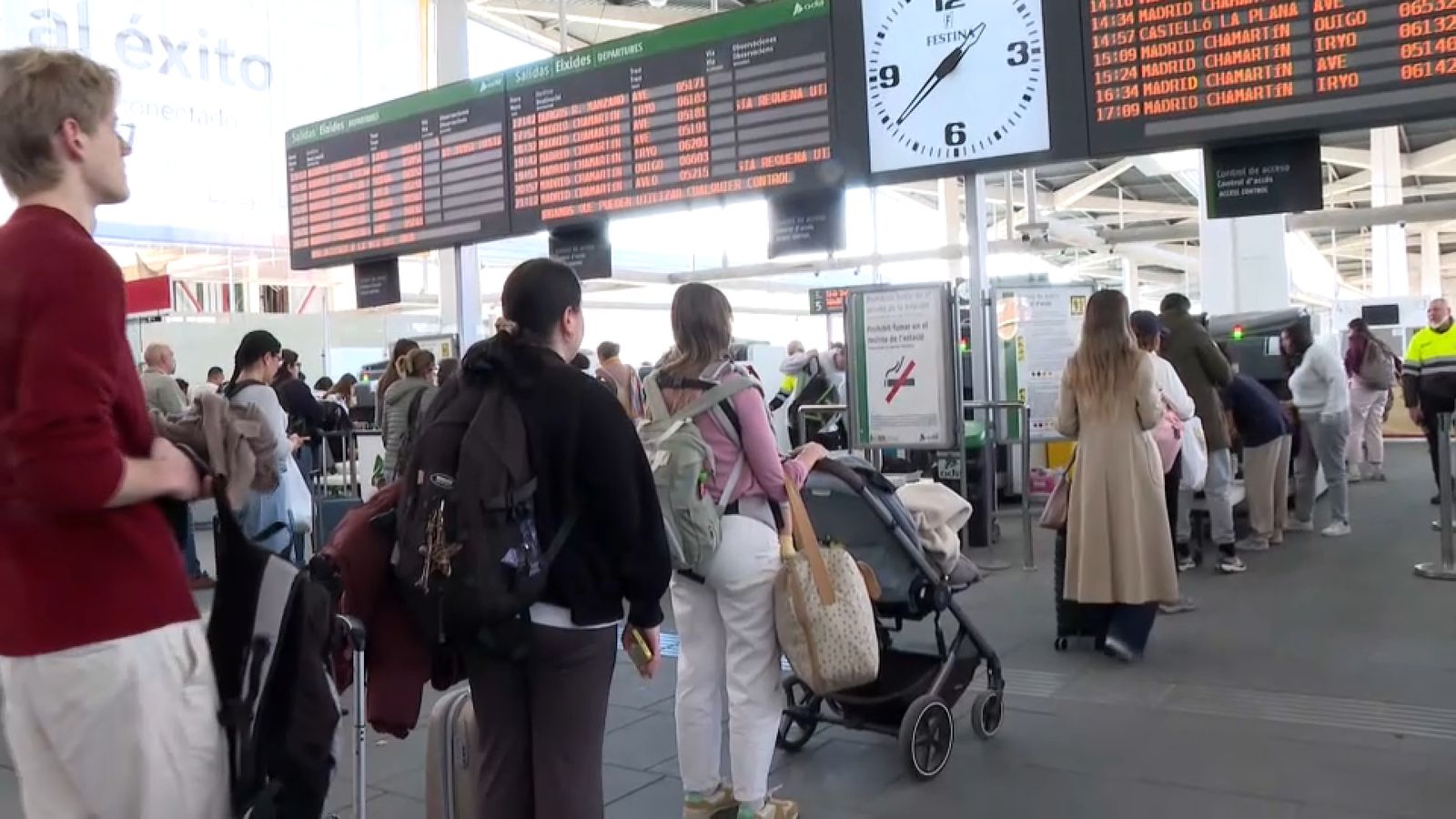 En la imatge, cues a l'estació de tren Joaquim Sorolla de València