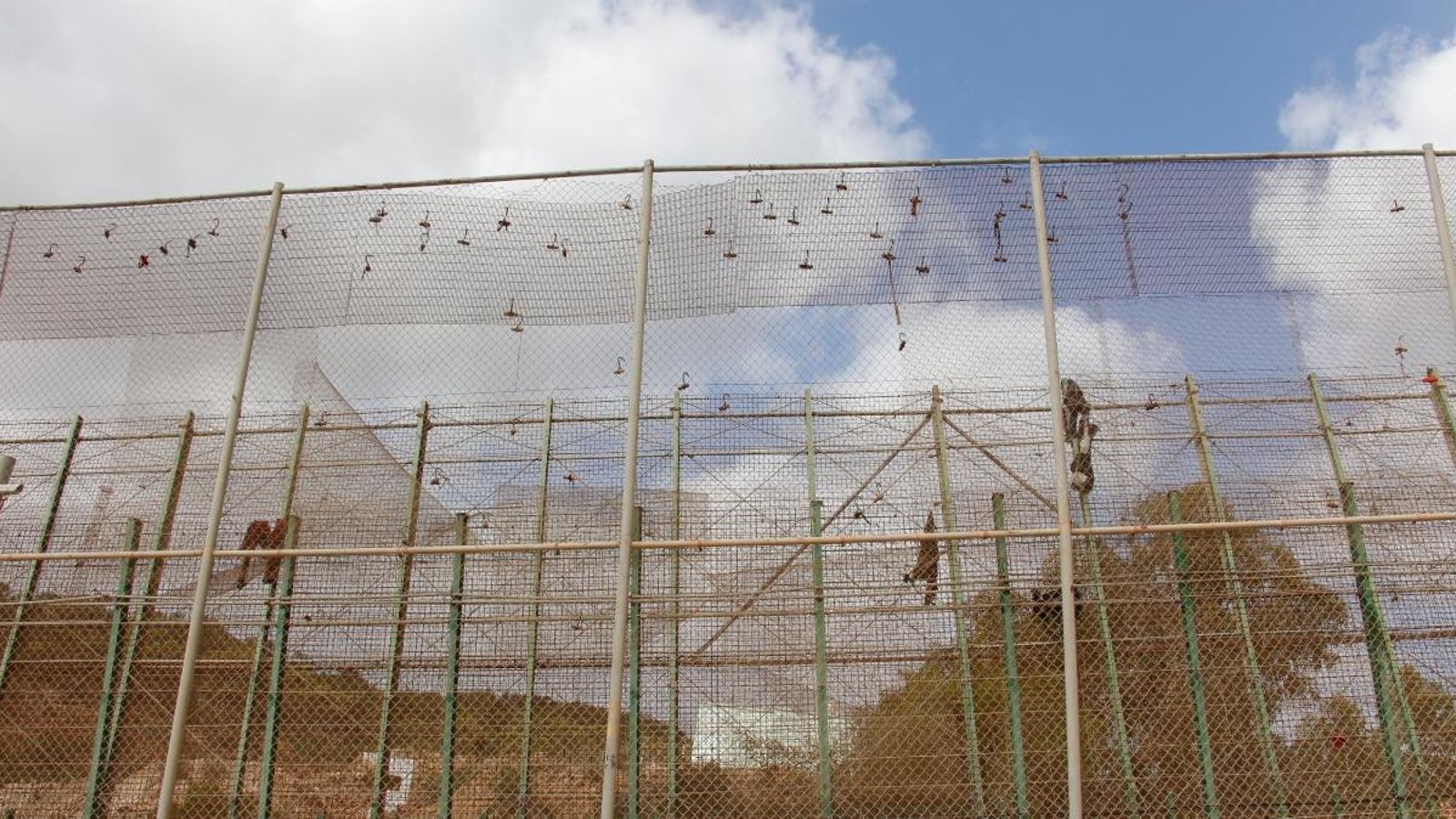 Imatge d'arxiu de la tanca de la frontera espanyola a Melilla després del salt d'un grup de migrants