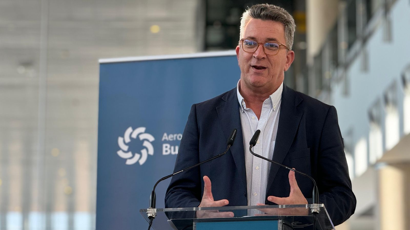 El conseller de Infraestructures, Vicente Martínez Mus, en l'aeroport de Castelló