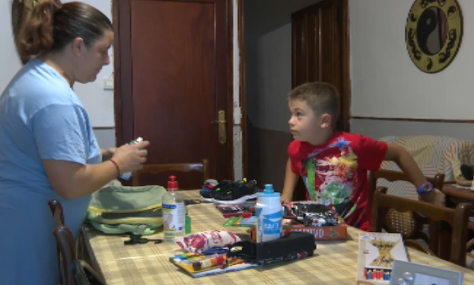 Manu i sa mare preparen la motxilla per al primer dia de classe