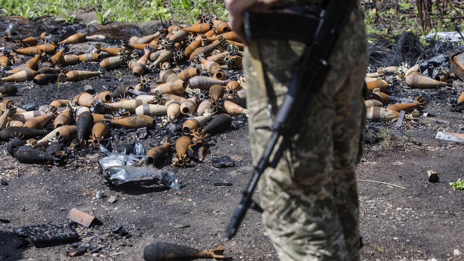 Un soldat ucraïnés observa desenes de mines desarmades després que l'exèrcit rus ha deixat la població de Mala Rohan després d'un mes d'ocupació
