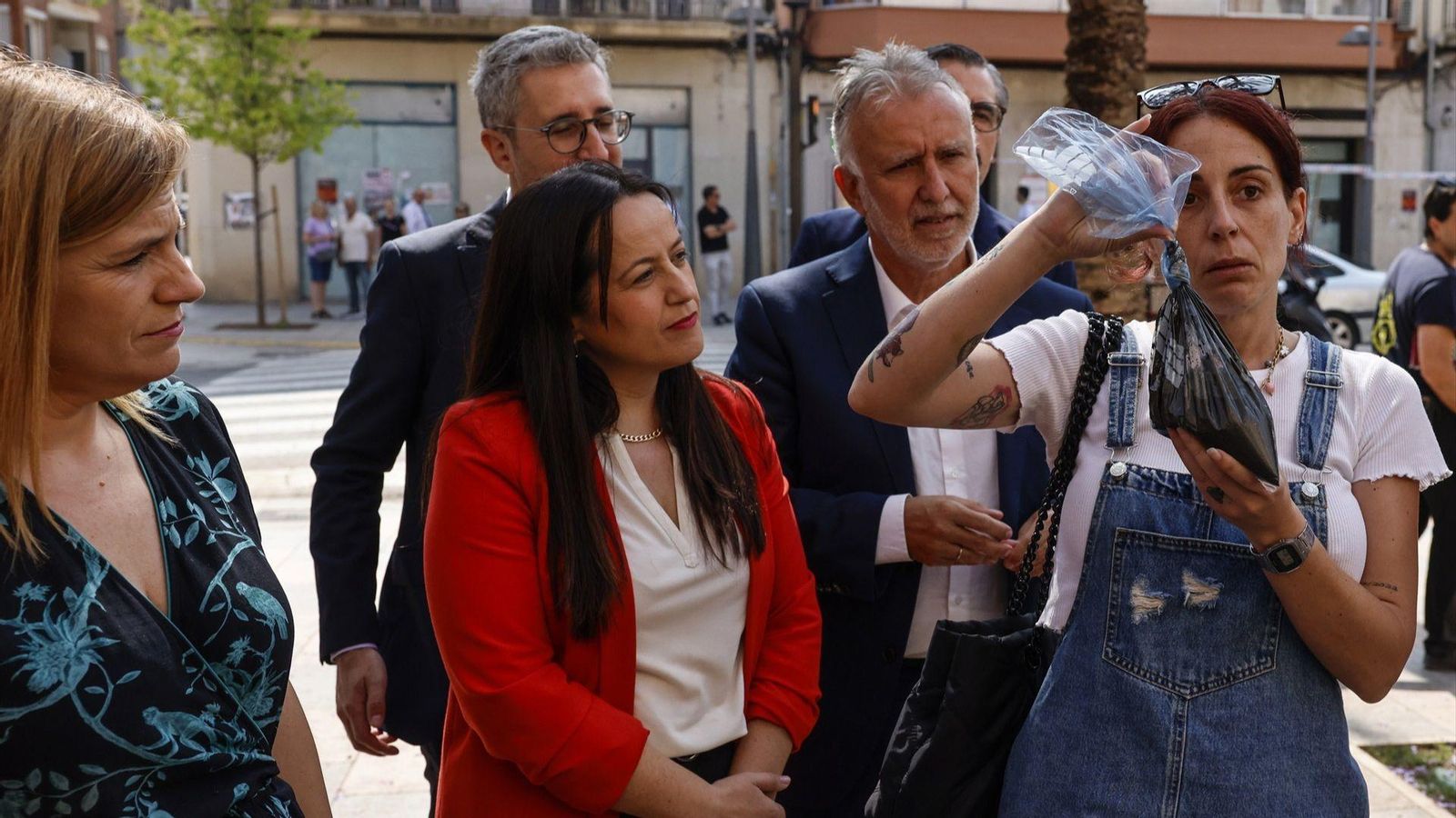 Una veïna ensenya una bossa amb restes de fang al ministre Ángel Víctor Torres, este dimecres a Catarroja Una veïna ensenya una bossa amb restes de fang al ministre Ángel Víctor Torres, este dimecres a Catarroja
