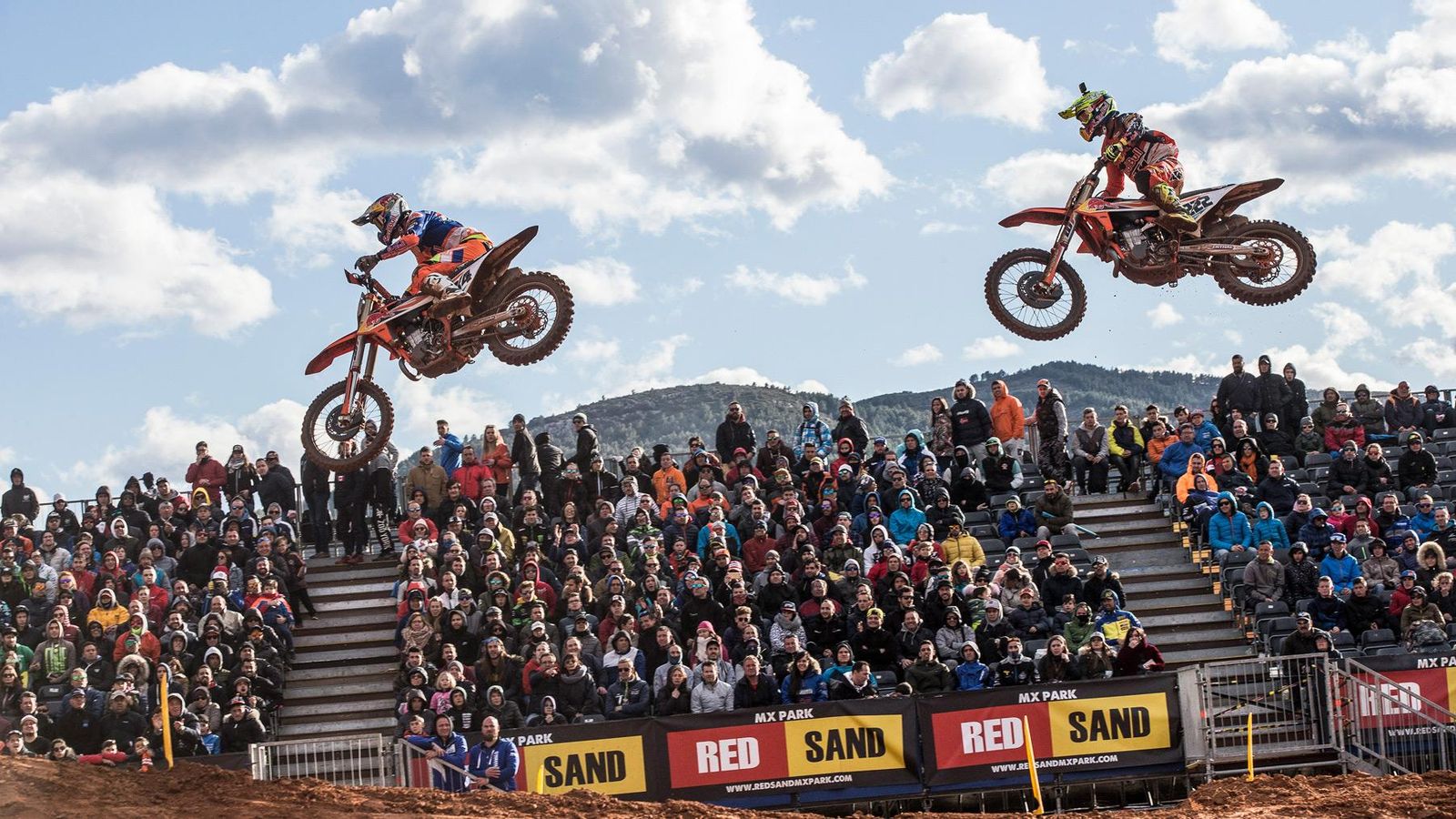 Dos pilots en plena acció davant l'atenta mirada dels aficionats