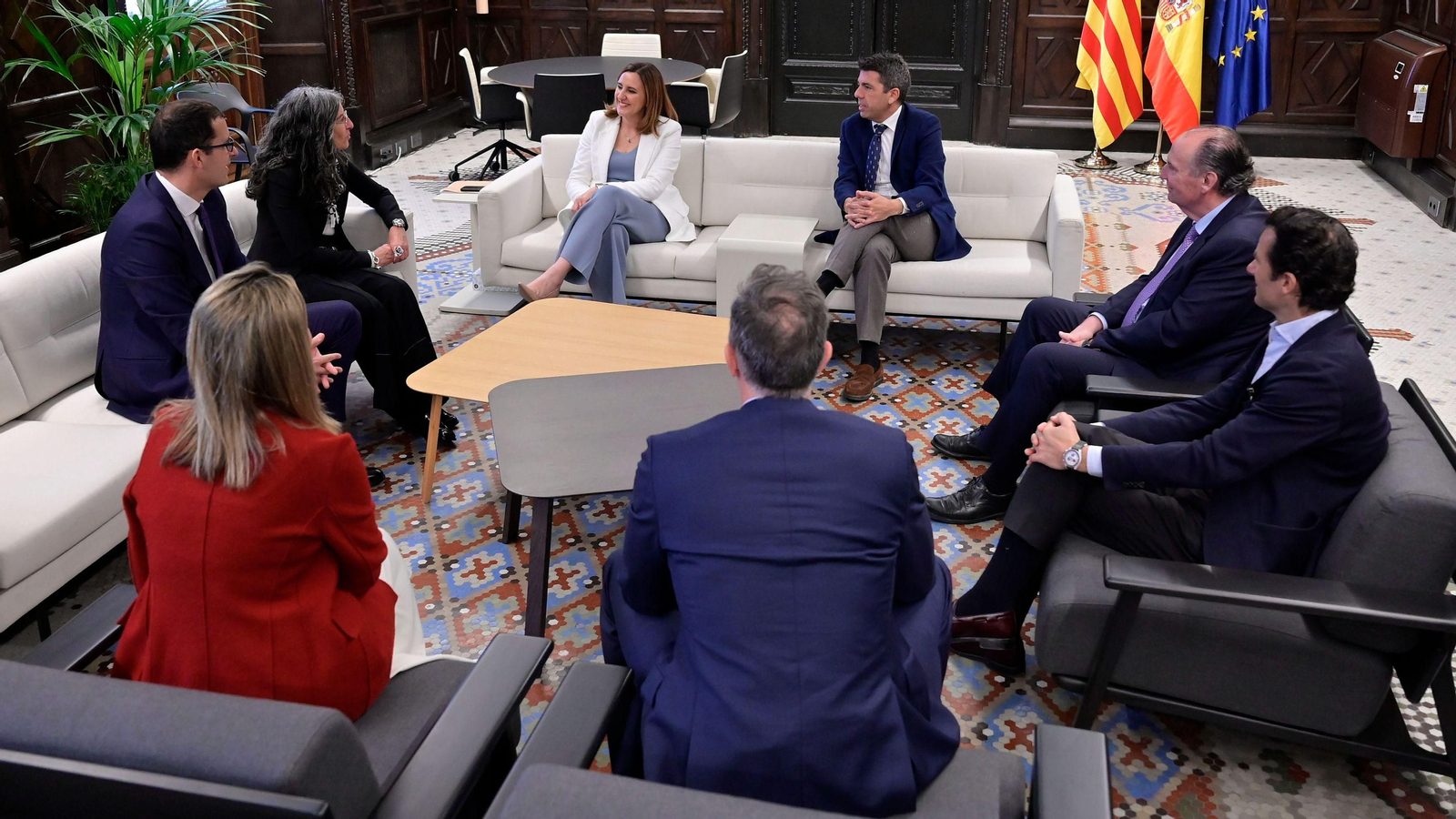L'alcaldessa de València, el president de la Generalitat i el president de la Cambra de València, en la reunió que han tingut amb els representants d'IBM