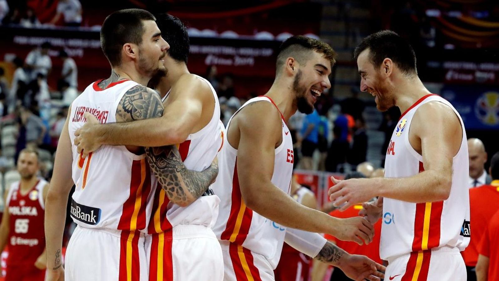 Els jugadors de la selecció espanyola celebren la victòria contra Polònia