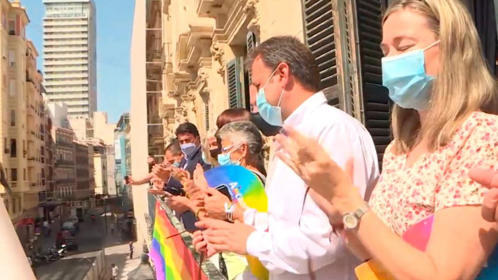 La bandera LGTBI penja des d'aquest matí del balcó de l'Ajuntament