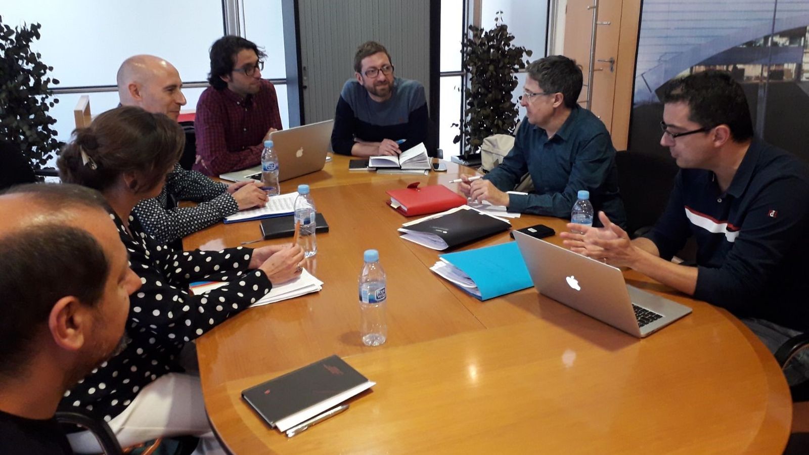 Reunió de la comissió formada per representants universitaris i d'À Punt