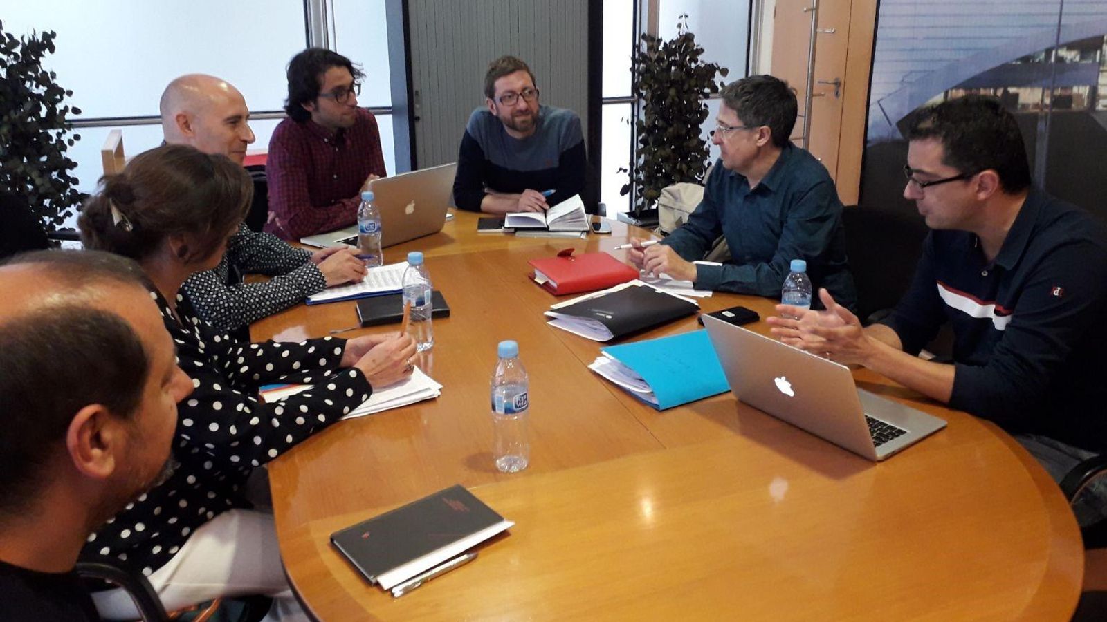 Reunió de la comissió formada per representants universitaris i d'À Punt