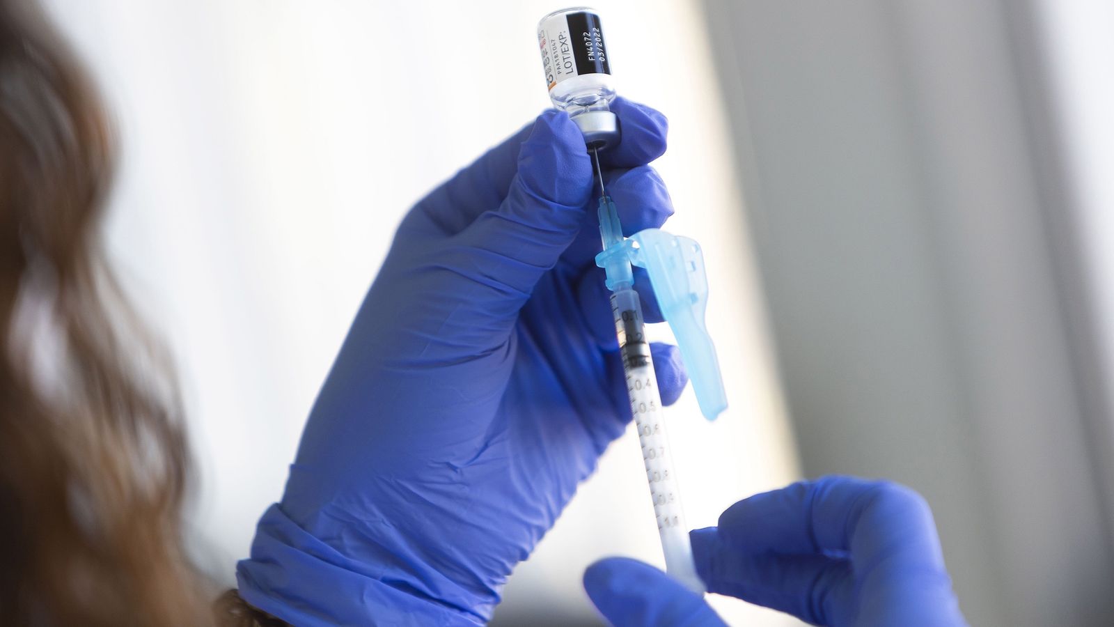 Una infermera se disposa a vacunar