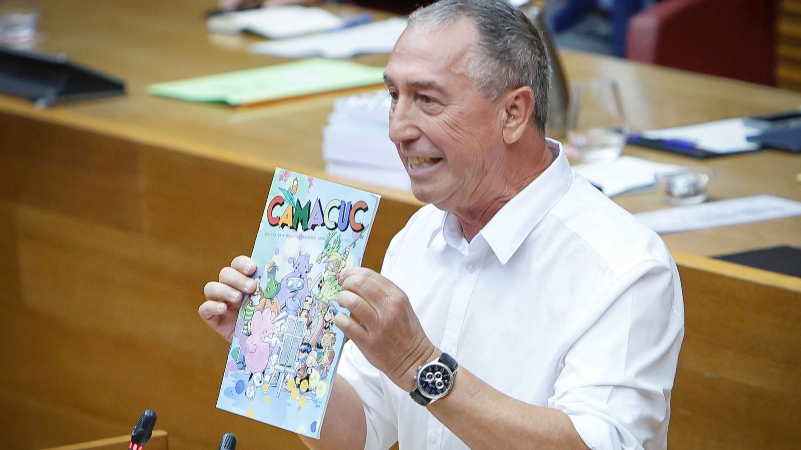 El síndic de Compromís mostra, un exemplar de 'Camacuc', la publicació que el regidor de Cultura de Borriana ha sol·licitat anul·lar la suscripció