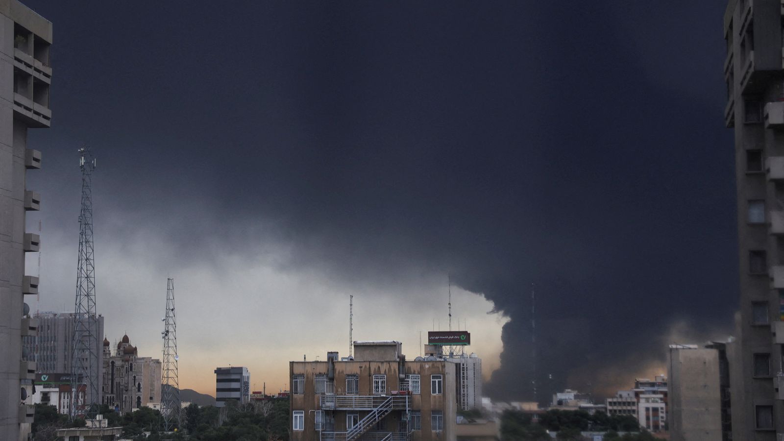 Núvol de fum després d’un atac contra dipòsits de combustible en una refineria de petroli a Teheran