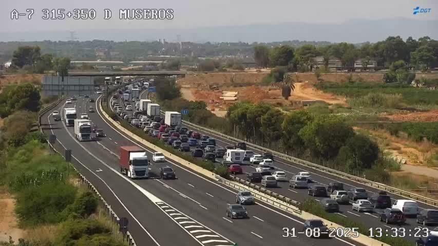 Retencions en l'A-7 de fins a 5 km per un accident en plena operació tornada d'agost