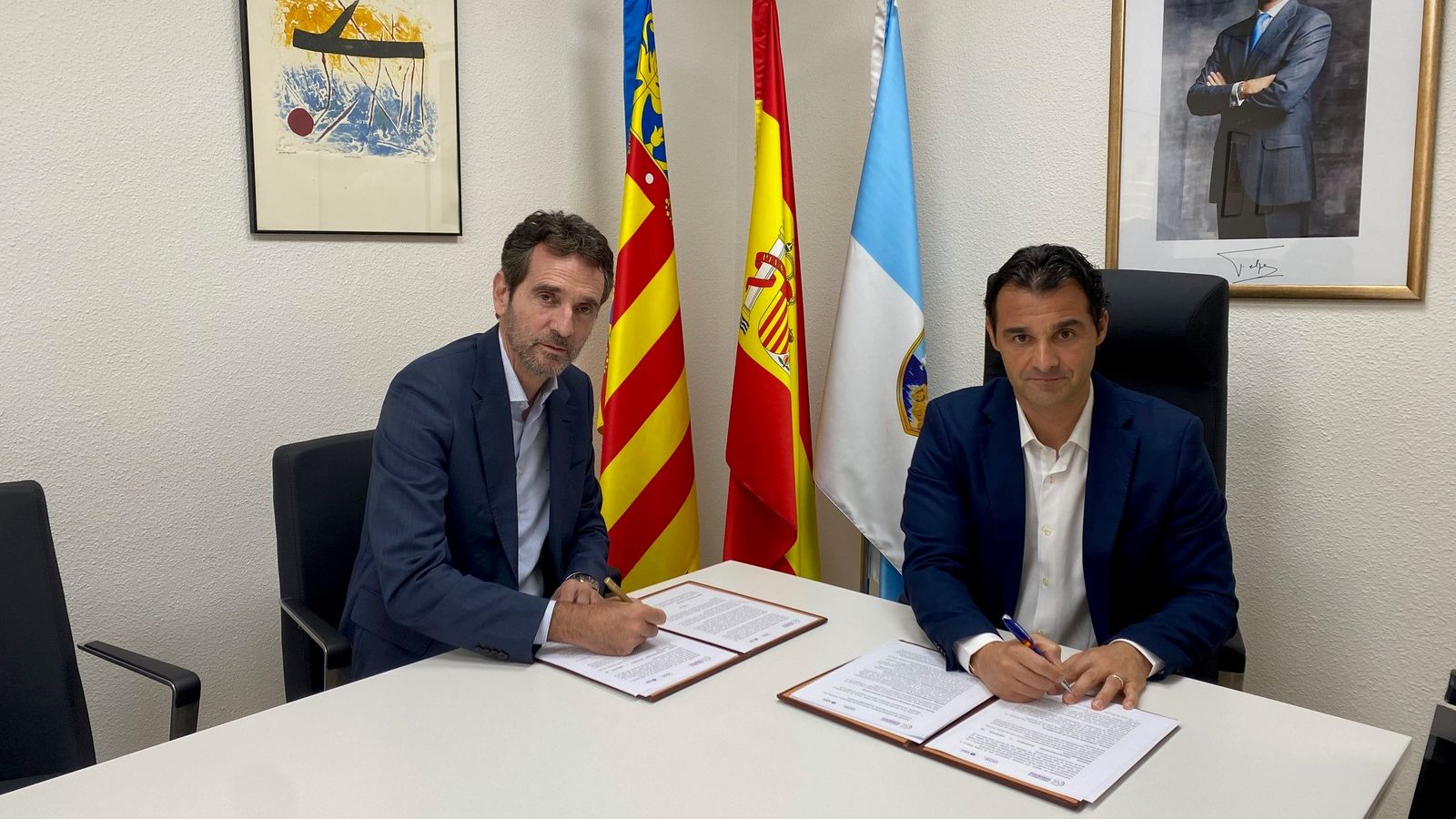 El president de la Corporació Audiovisual de la Comunitat Valenciana, Vicente Ordaz, i l'alcalde de Torreviajea, Eduardo Dolón, firmen el conveni de difusió i promoció del Certamen Internacional de Habaneras y Polifonía