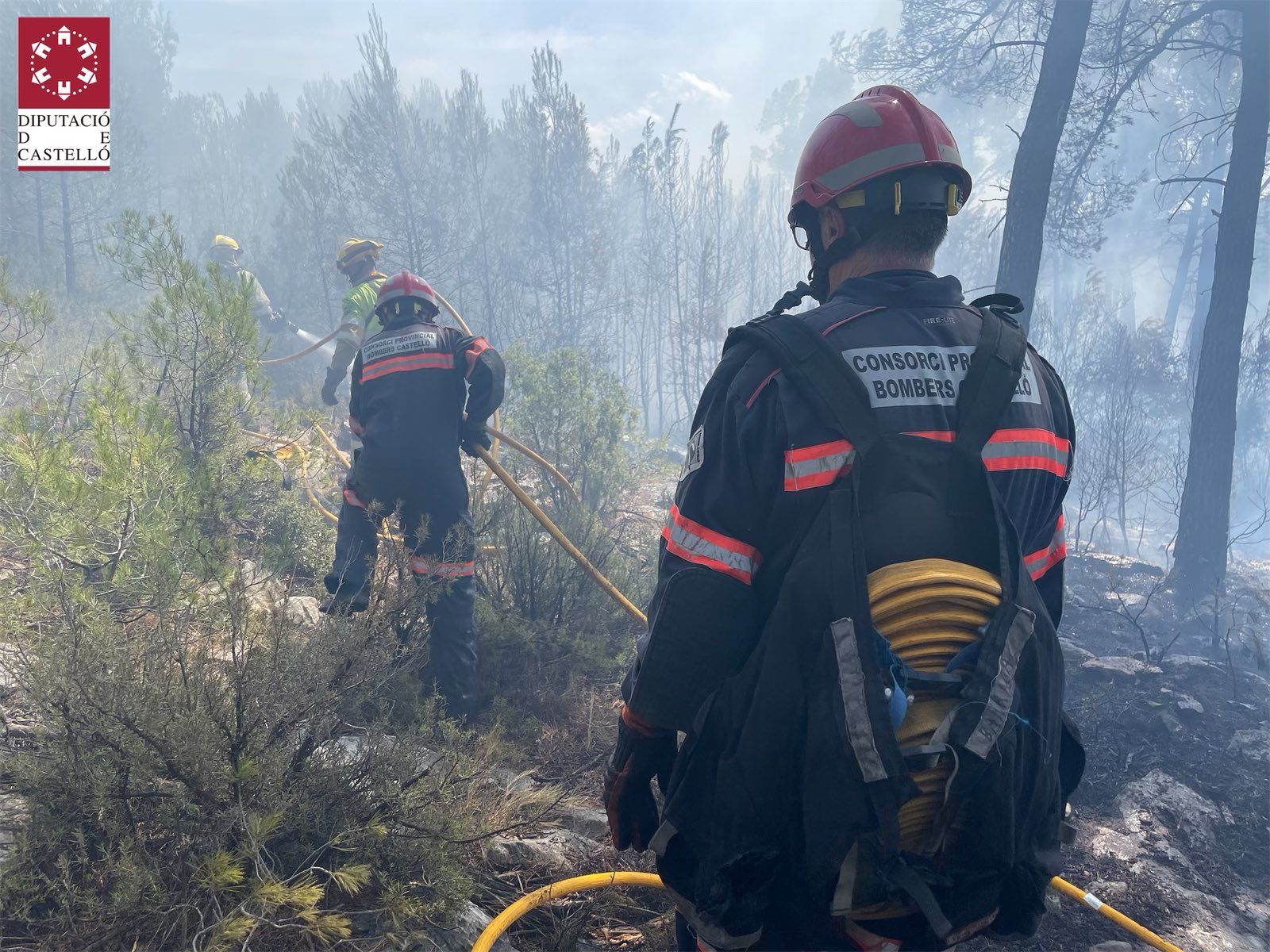 El Consorci de Bombers de Castelló treballa en l'extinció de l'incendi