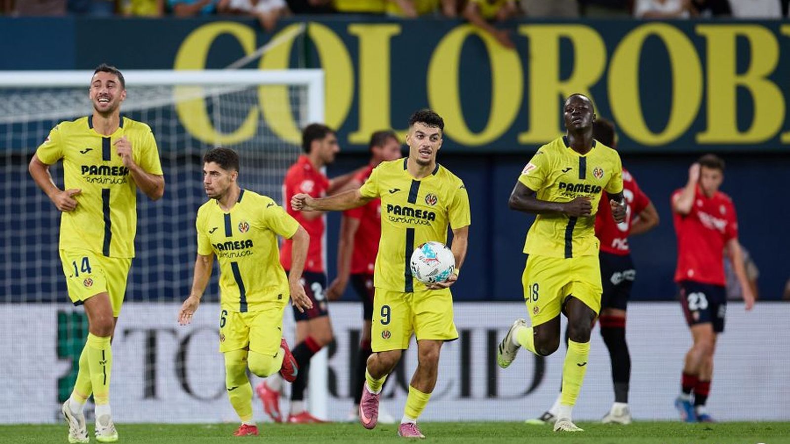 Els jugadors del Villarreal celebren el gol de Mikautadze