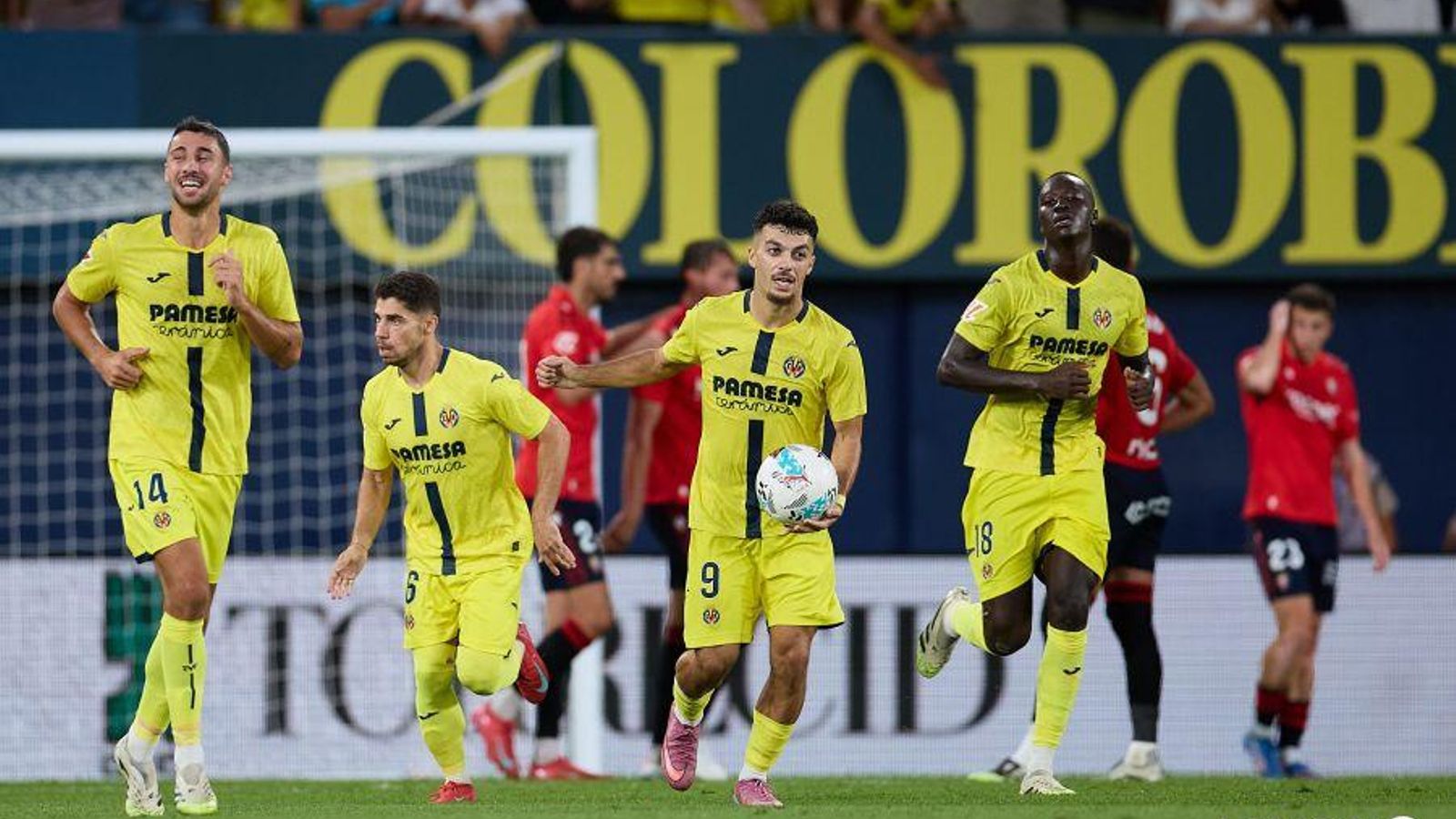 Els jugadors del Villarreal celebren el gol de Mikautadze Els jugadors del Villarreal celebren el gol de Mikautadze