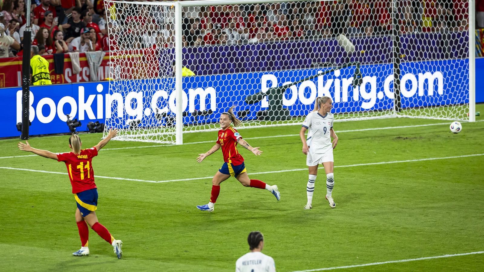 Claudia Pina celebra el segon gol d'Espanya