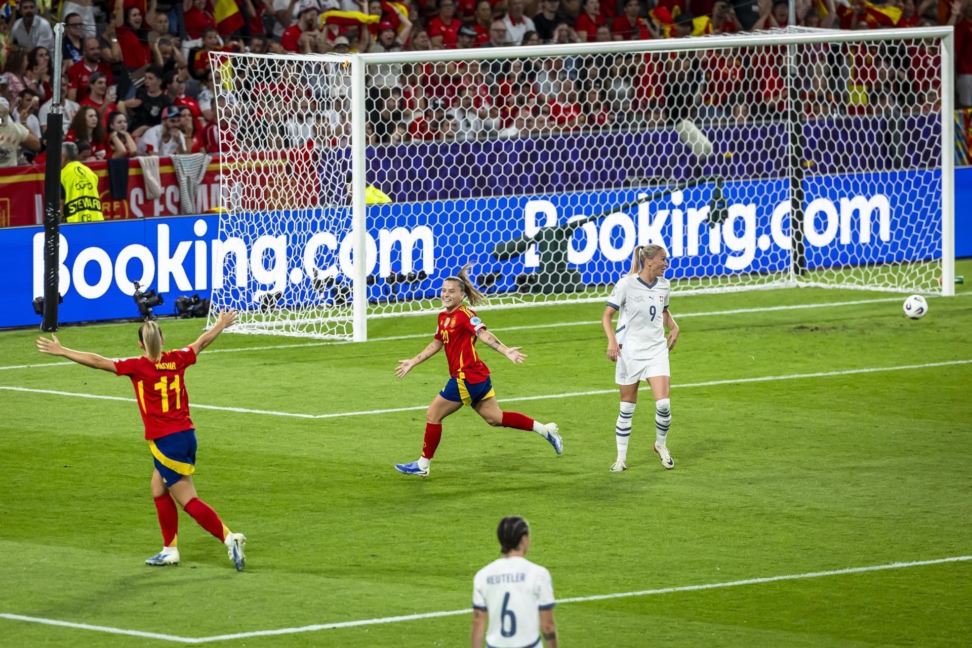 Claudia Pina celebra el segon gol d'Espanya
