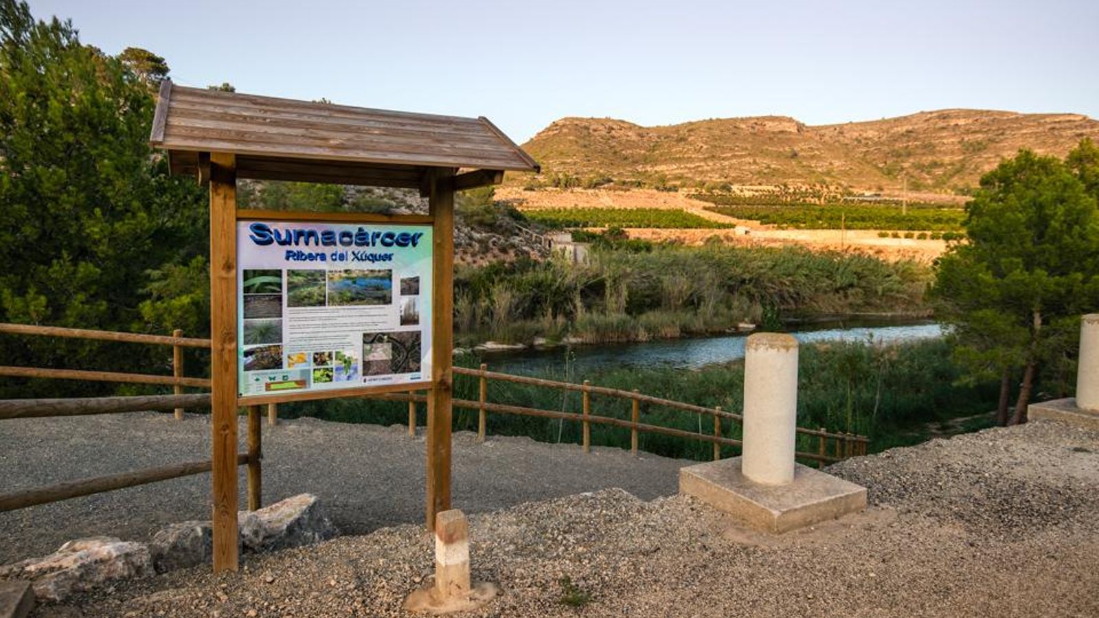 El riu Xúquer al pas per aquesta població de la Ribera Alta