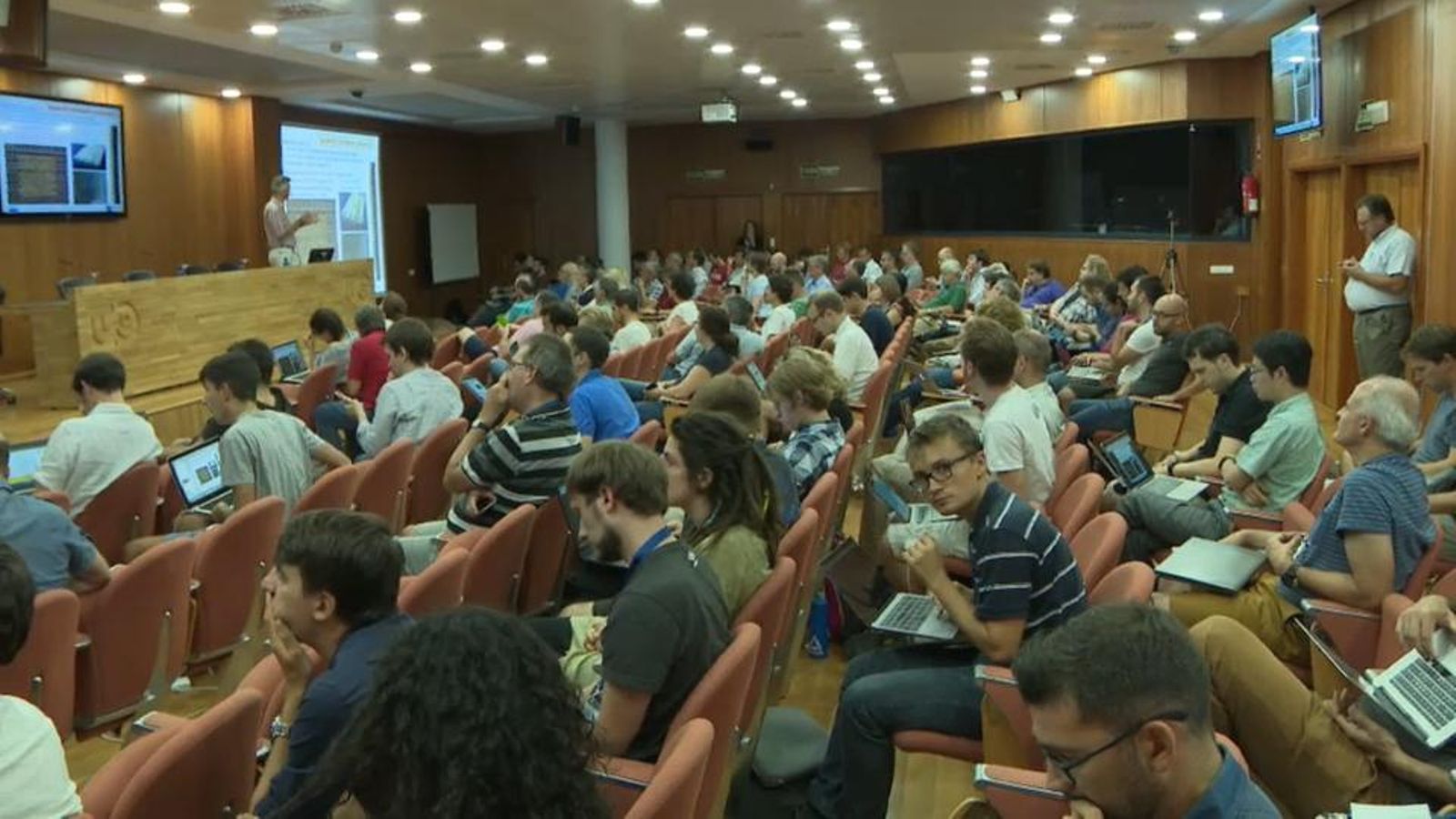 200 científics de 16 països estudien a València els resultats i com millorar tecnològicament l'LHCb | Víctor Martínez