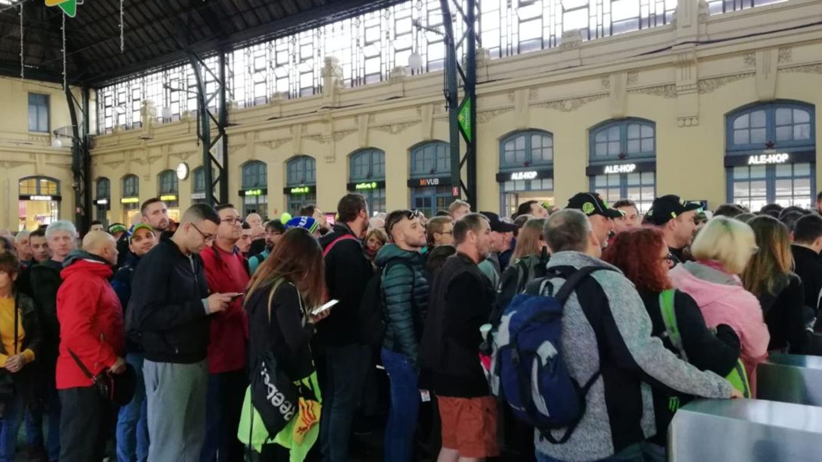 Cues d'aficionats a l'estació del Nord de València