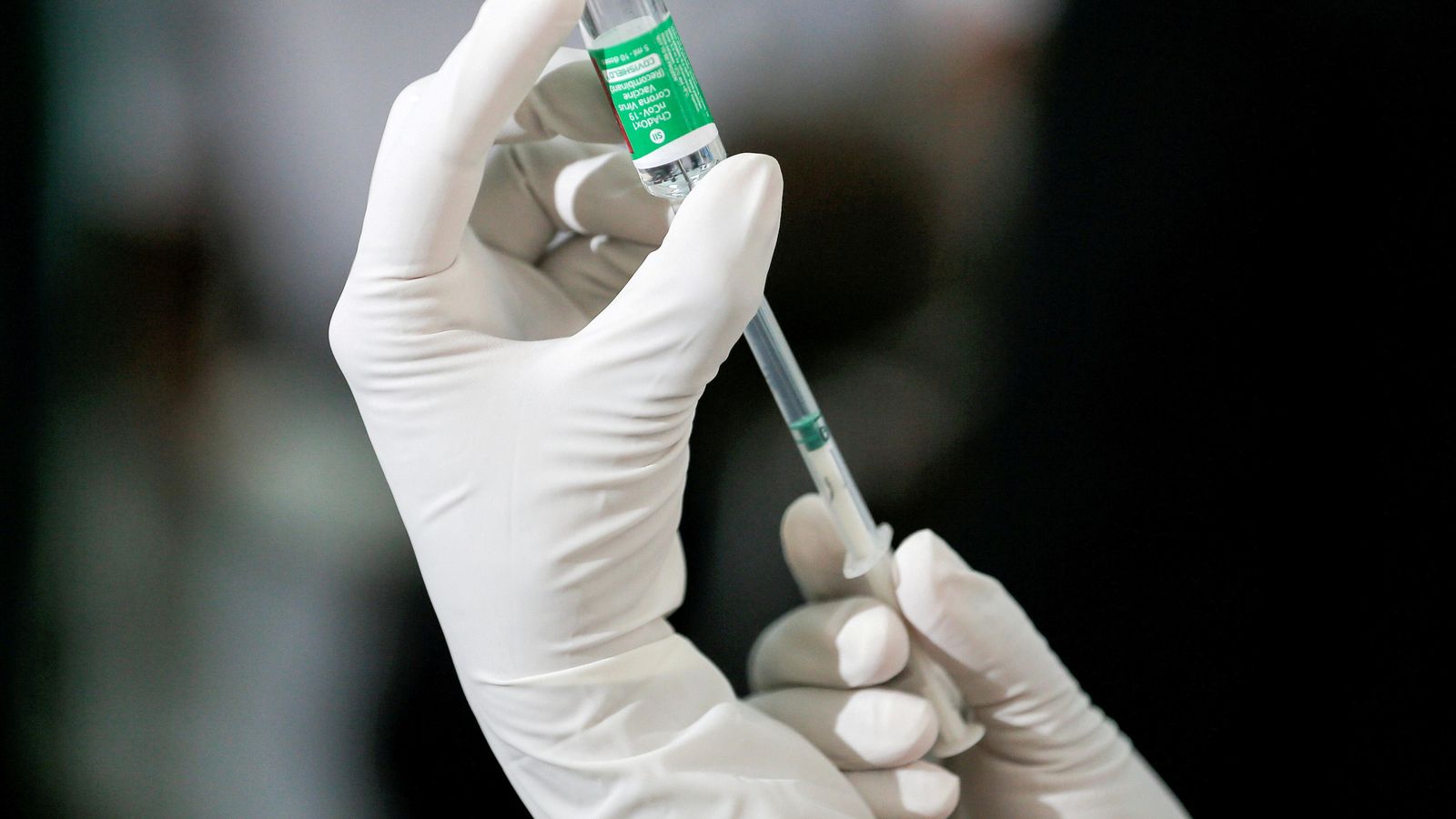 Un sanitari extrau una vacuna d'AstraZeneca